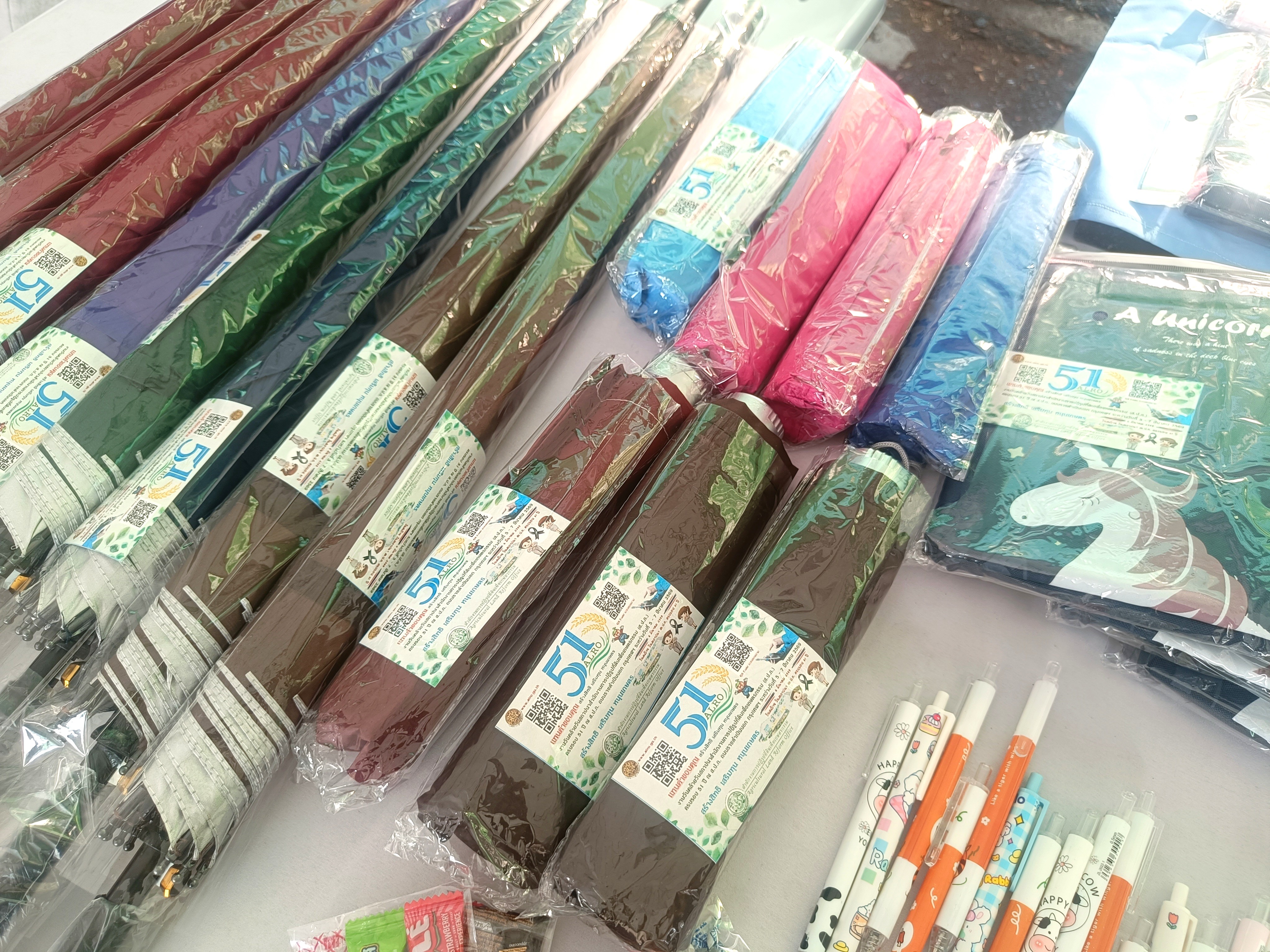 title - คณะทำงานฝ่ายติดตามประเมินผลการจัดงาน วันคล้ายวันสถาปนาสำนักงานการปฏิรูปที่ดินเพื่อเกษตรกรรม (ส.ป.ก.) ครบรอบ 51 ปี เปิดตั้งจุดให้ผู้ร่วมงานได้ร่วมสนุก เล่นเกมส์ และตอบแบบประเมินผลการจัดงาน ผ่านระบบออนไลน์